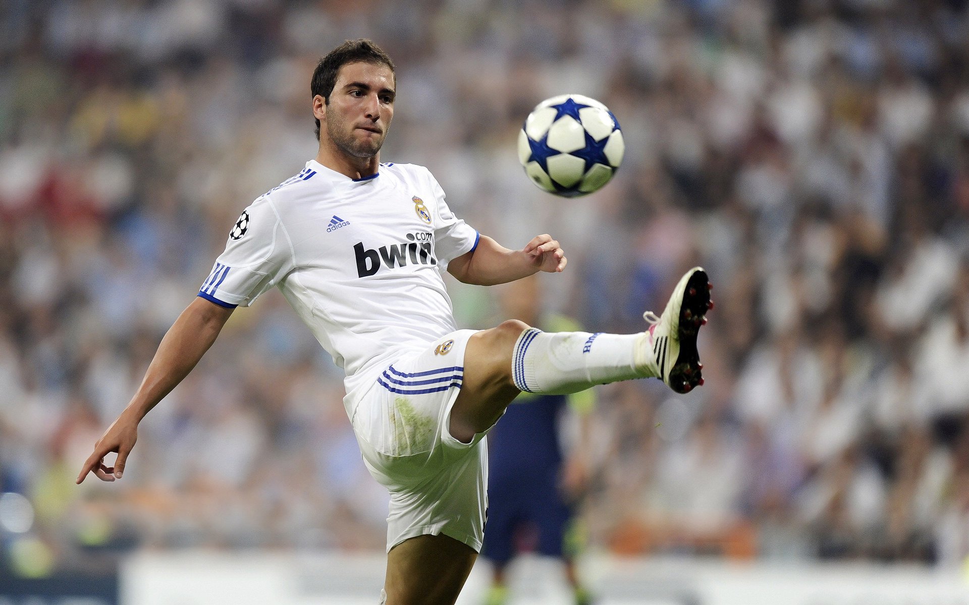 雄鹿淘汰赛过关上海队，詹姆斯关键节点连续得分定乾坤